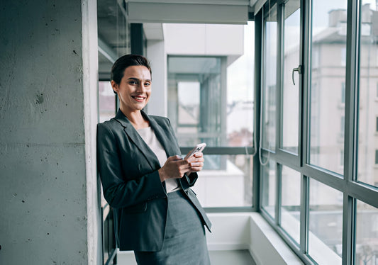 Professionista consulta informazioni su affitti brevi in un contesto urbano - Normative e novità sugli affitti brevi 2024