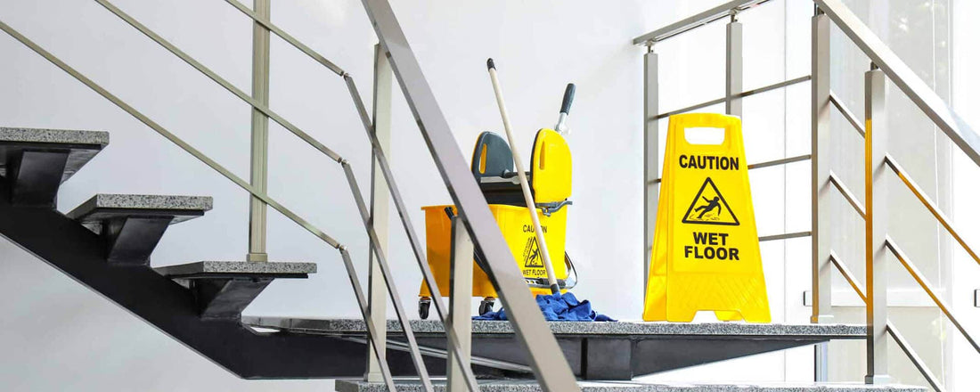Attrezzature professionali per pulizie condominiali su una scala a Roma - Servizi specializzati per condomini